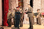 Виктор ЛИПЧУК поздравляет командира части
